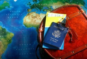 Documentos para visto americano: imagem mostra mapa-múndi de fundo com passaporte.