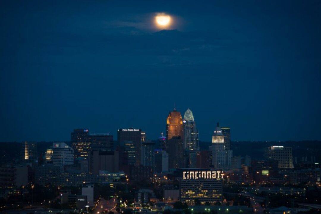 Cincinnati: imagem mostra uma foto noturna da cidade