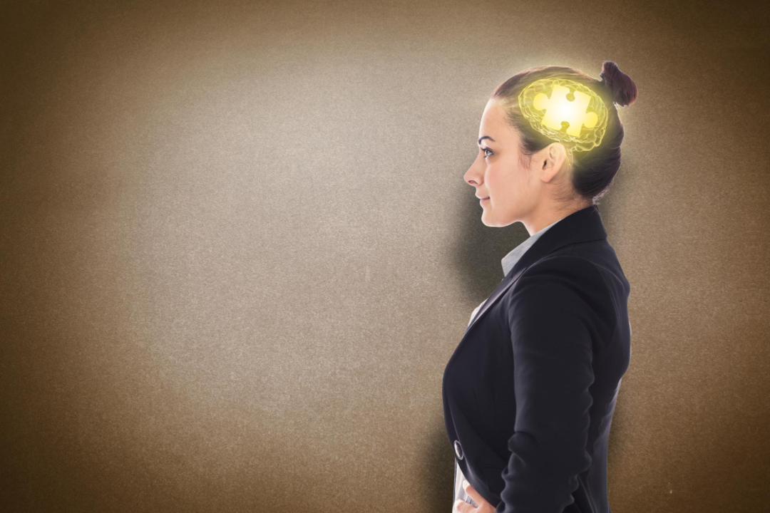 mulher branca de perfil frente a uma parede marrom com uma ilustração de um cérebro representando o mindset de crescimento na cabeça